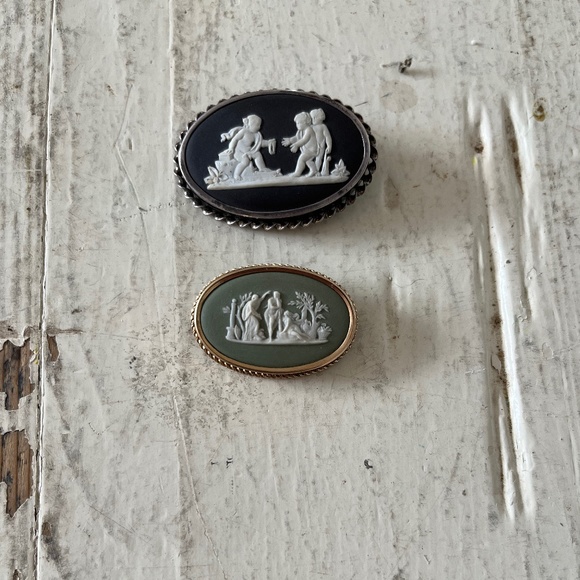 Vintage Wedgwood Brooch, Gold Filled and Green Jasperware w Allegorical Relief - Picture 3 of 3